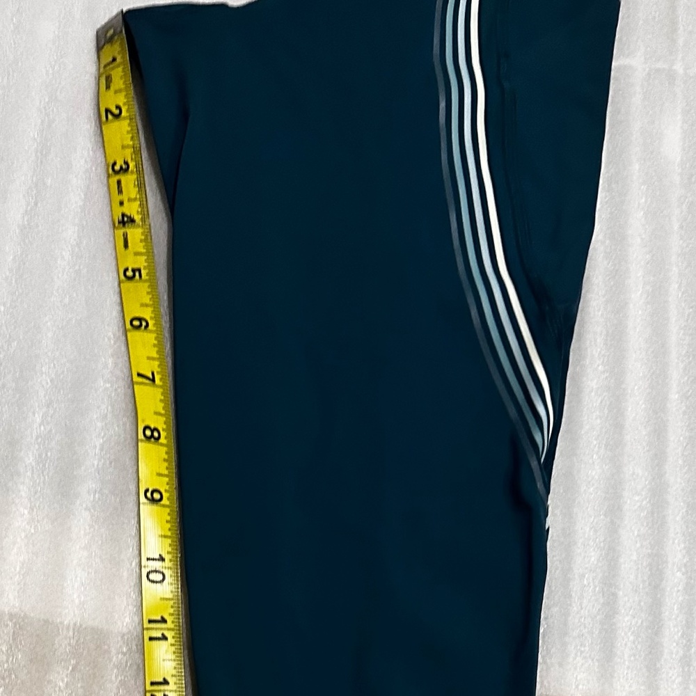 Like NEW - Lululemon High Rise Leggings - Picture 13 of 14